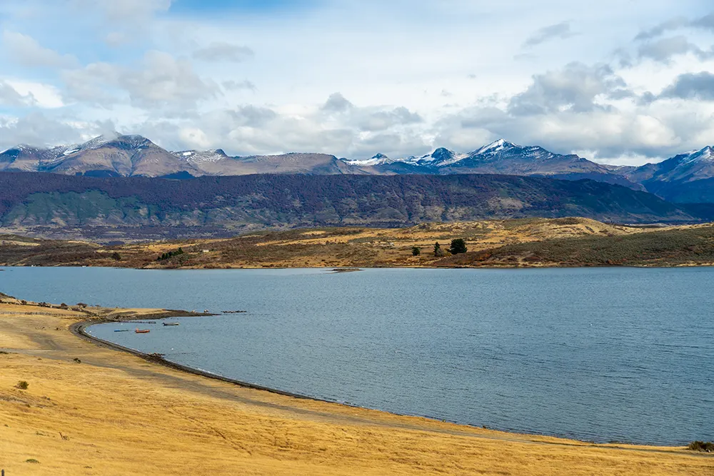 🌊 Muelle y puerto Prat en Puerto Natales: historia, naturaleza y vistas panorámicas únicas